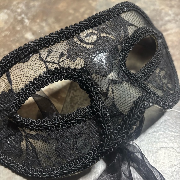 Elegant Black Lace Venetian Masquerade Mask - Picture 4 of 4